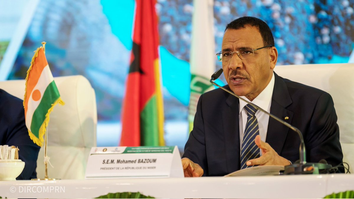 hamid_gade's tweet photo. 🟥▪️"Dans le contexte de nos démocraties entachées assez souvent de pratiques de gouvernance pas toujours vertueuses, de logiques d'éternels bras de fer entre pouvoirs et oppositions, de l'activisme de sociétés civiles hyperpolitisées et de mal vivre de la jeunesse, des militaires peuvent aisément se poser en sauveurs de la nation. Mais à l'expérience, au vu de ce qui s'est passé jusqu'ici, ces militaires en déstabilisant les institutions affaiblissent les États et renforcent les groupes terroristes. Ils ne sont donc nullement une solution ni pour lutter contre le terrorisme encore moins pour promouvoir la bonne gouvernance. Ils constituent assurément un facteur de régression pour l'Etat de droit et la démocratie et exposent les pays à des périls inédits."

Malabo, le 28 mai 2022

Extrait de l'allocution de SEM Mohamed Bazoum à l'occasion de la 16ème session extraordinaire de la Conférence de l’Union Africaine sur le terrorisme et les changements anticonstitutionnels de gouvernement en Afrique