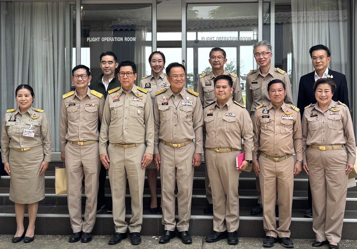 TopVarawut's tweet photo. วันนี้ ผมได้ร่วมคณะ พลอากาศเอก สถิตย์พงษ์ สุขวิมล ราชเลขานุการในพระองค์พระบาทสมเด็จพระเจ้าอยู่หัว พร้อมด้วยนายกรัฐมนตรี นายอนุทิน ชาญวีรกูล และรัฐมนตรีว่าการกระทรวงมหาดไทย ติดตามความก้าวหน้าการพัฒนาแหล่งน้ำ การฟื้นฟูพื้นที่สีเขียว และเร่งขับเคลื่อนโครงการตามแนวพระราชดำริ โครงการพัฒนาหุบกะพง จังหวัดเพชรบุรี 
.
#ท็อปวราวุธศิลปอาชา #รัฐมนตรีกระทรวงอุตสาหกรรม #หุบกะพง #SMEDBank #พรรคภูมิใจไทย #พูดแล้วทำพลัส