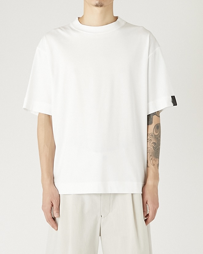laidback0210's tweet photo. N.HOOLYWOOD
＊New Arrivals＊
N.HOOLYWOOD COMPILE
T-SHIRT
WHITE→https://t.co/ayVm7my2Lz
BLACK→https://t.co/n4ucZtwoih
・
・
ベーシックなビッグサイズTシャツ。

たっぷりとした余白のあるアームホールと、長めに設定したスリーブ。
ネック背面、左袖にはN.HOOLYWOOD COMPILEのアイコンであるブラックのブランドネームを配置。
配色ステッチを施し、奥行きのある表情に。

ドロップショルダー、ビッグシルエット。

超長綿を使用した天竺にシルケット加工を施すことで、毛羽を抑えた滑らかで上質な表面感を実現。
接触冷感、UV機能付き。
・
・
【N.HOOLYWOOD COMPILE SPRING2026】
デザイナーがインスピレーションを求めて訪れたのは、初めての南アフリカ。
長い歴史を内包しながらも、洗練された空気が漂う都市ヨハネスブルグ。
一方、サファリでは野生の動物たちが日常の風景として息づく。
ランドクルーザーで駆け抜けたオフロードの先に宿る、生命の力強さに深く心を動かされた今回の旅。

大地の乾いた空気が肌に残す感触、力強く美しい文様。
旅の中で出会った、穏やかであたたかな人々。
アフリカの感覚的な断片が、柔らかな色彩のリズムとなりコレクションに落とし込まれました。
また、実用性を備えたサファリジャケットや作業着は、機能素材とクラシックなディテールを組み合わせながらドレッシーでソリッドに再構築。
都市、自然、動物、記憶──旅から得た多様な感覚を編み込んだコレクションが完成しました。

#nhoolywood #エヌハリウッド #misterhollywood
#tshit #tシャツ #cotton #white
#fashion #ファッション #セレクトショップ #laidback #レイドバック #laidback浜松 #静岡 #浜松