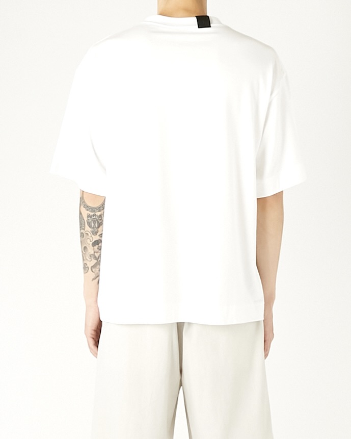 laidback0210's tweet photo. N.HOOLYWOOD
＊New Arrivals＊
N.HOOLYWOOD COMPILE
T-SHIRT
WHITE→https://t.co/ayVm7my2Lz
BLACK→https://t.co/n4ucZtwoih
・
・
ベーシックなビッグサイズTシャツ。

たっぷりとした余白のあるアームホールと、長めに設定したスリーブ。
ネック背面、左袖にはN.HOOLYWOOD COMPILEのアイコンであるブラックのブランドネームを配置。
配色ステッチを施し、奥行きのある表情に。

ドロップショルダー、ビッグシルエット。

超長綿を使用した天竺にシルケット加工を施すことで、毛羽を抑えた滑らかで上質な表面感を実現。
接触冷感、UV機能付き。
・
・
【N.HOOLYWOOD COMPILE SPRING2026】
デザイナーがインスピレーションを求めて訪れたのは、初めての南アフリカ。
長い歴史を内包しながらも、洗練された空気が漂う都市ヨハネスブルグ。
一方、サファリでは野生の動物たちが日常の風景として息づく。
ランドクルーザーで駆け抜けたオフロードの先に宿る、生命の力強さに深く心を動かされた今回の旅。

大地の乾いた空気が肌に残す感触、力強く美しい文様。
旅の中で出会った、穏やかであたたかな人々。
アフリカの感覚的な断片が、柔らかな色彩のリズムとなりコレクションに落とし込まれました。
また、実用性を備えたサファリジャケットや作業着は、機能素材とクラシックなディテールを組み合わせながらドレッシーでソリッドに再構築。
都市、自然、動物、記憶──旅から得た多様な感覚を編み込んだコレクションが完成しました。

#nhoolywood #エヌハリウッド #misterhollywood
#tshit #tシャツ #cotton #white
#fashion #ファッション #セレクトショップ #laidback #レイドバック #laidback浜松 #静岡 #浜松