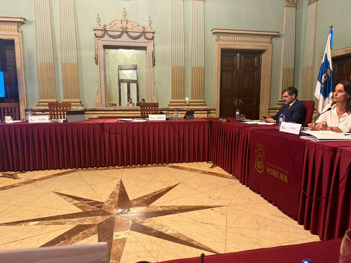 PSOEHuelvaCap's tweet photo. 🔴 ¿DÓNDE ESTÁ EL PP?

Esta es la imagen del equipo de Gobierno del PP: sillas vacías durante el Pleno.

❌ No escuchan, no responden y ni siquiera están cuando se habla de los problemas de la ciudad.

La alcaldesa desaparecida. Concejales ausentes. Y Huelva, abandonada 👎🏽 https://t.co/GWLYPp4bE4