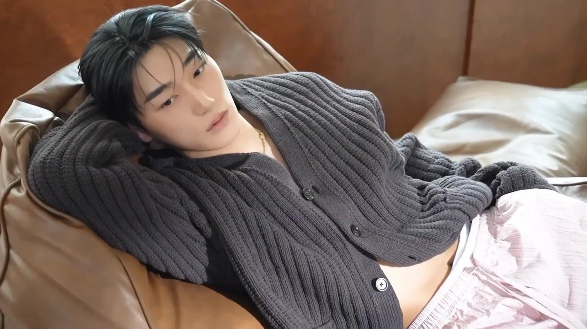 allforsan710's tweet photo. HELLOW??? WHY WE DON'T SEE THIS IN THE ACTUAL MAGAZINE PHOTOSHOOT?? https://t.co/Y4FNuQ2tWu