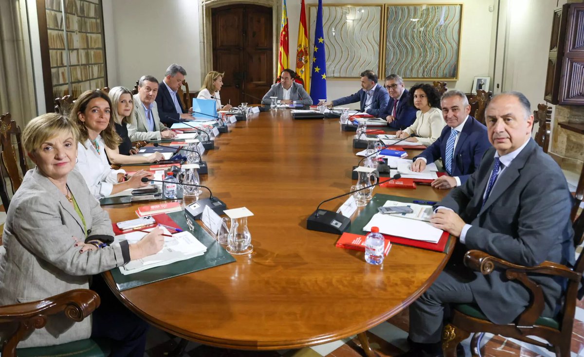 joanguanter_'s tweet photo. Hui el PP aprova amb VOX el Projecte de Pressupostos 2026.

Dins del Palau de la Generalitat un govern del PP que no negocia ni acorda amb la Comunitat Educativa però sí que ho fa amb VOX.

Fora del Palau, la dignitat del poble valencià després de 15 dies de vaga indefinida. https://t.co/UsnQwAVyI5