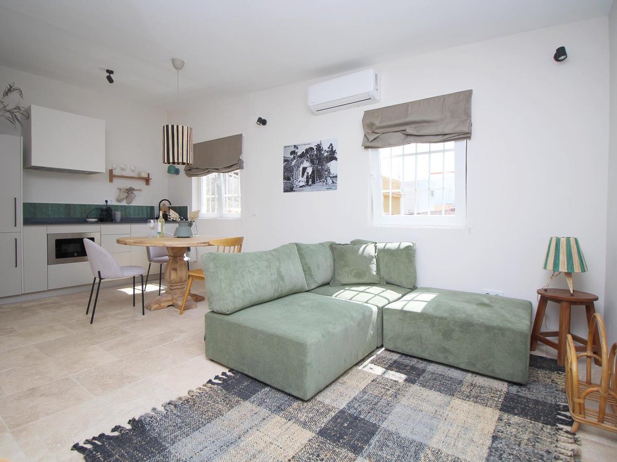 FlatsSl's tweet photo. 🏡 Banda del Mar Frontline Beach House by Del Parque Flats.

Despierta con el sonido del mar en esta cómoda y elegante casa ubicada en primera línea de playa en El Palo, Málaga. Con vistas impresionantes al mar, es el lugar perfecto para disfrutar de unas vacaciones relajantes. https://t.co/ML81jk1udx
