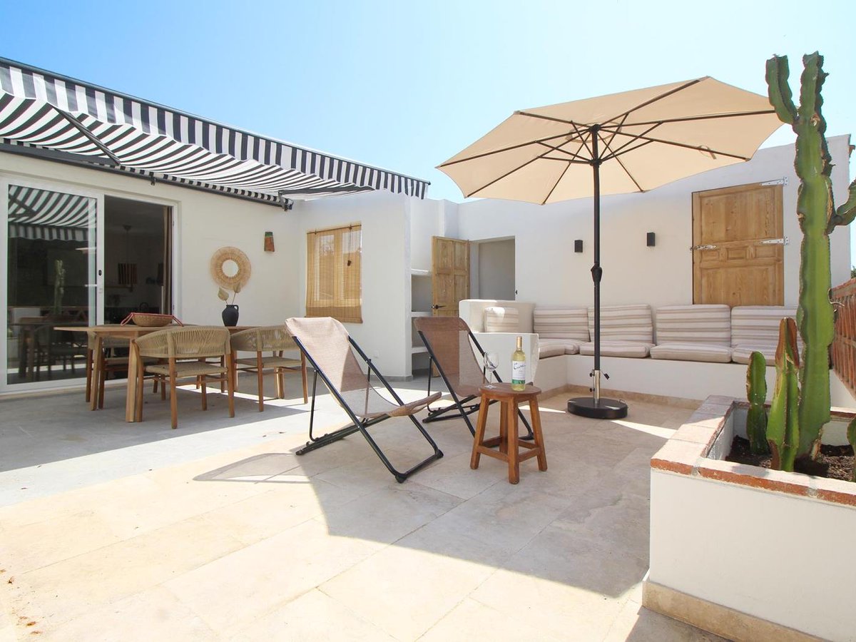 FlatsSl's tweet photo. 🏡 Banda del Mar Frontline Beach House by Del Parque Flats.

Despierta con el sonido del mar en esta cómoda y elegante casa ubicada en primera línea de playa en El Palo, Málaga. Con vistas impresionantes al mar, es el lugar perfecto para disfrutar de unas vacaciones relajantes. https://t.co/ML81jk1udx