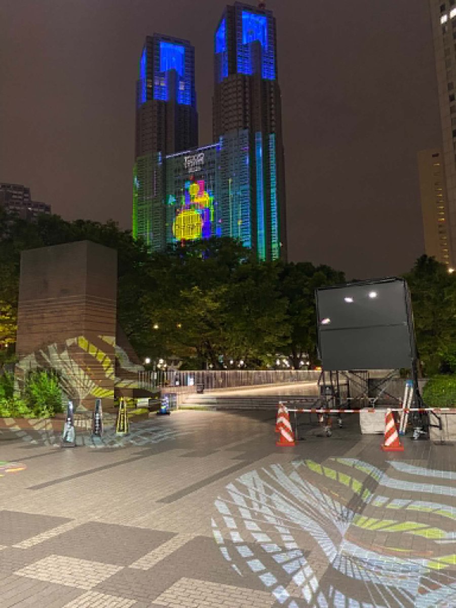 tokyolights_jp's tweet photo. ＼TOKYO LIGHTS 2026 開催中✨／

TOKYO LIGHTS 2026では、
宝塚大学・東京富士大学・目白大学との
コラボレーション企画を実施中です🏫✨

西新宿エリアを彩る、
学生たちの感性あふれる作品もぜひご覧ください。

📍新宿住友ビル
　　ライトアップ「Visible」

📍新宿三井ビルディング
　　プロジェクションアート「ミステリーサークル DK」

📍都庁第一本庁舎 1Fロビー
　　コラボイラスト展「Visible TOKYO」

#tokyolights 
#tokyolights2026