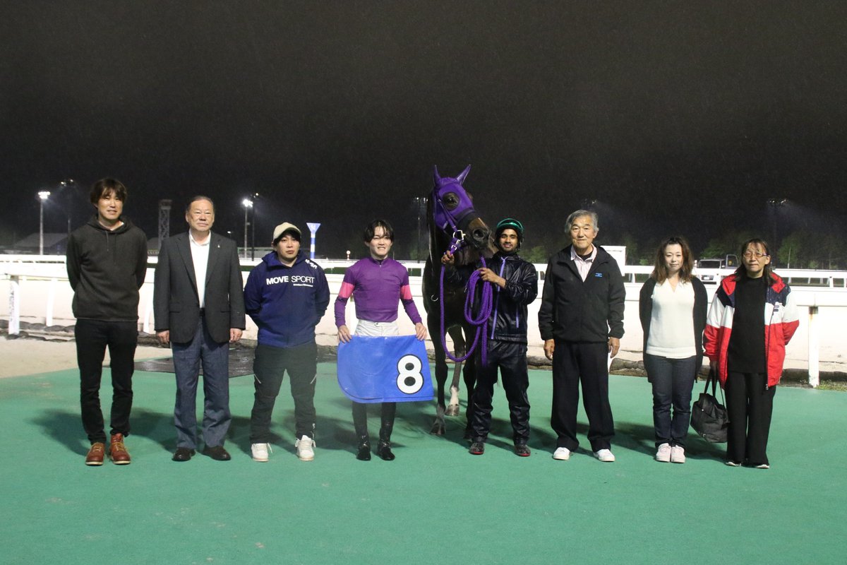 dokeiba's tweet photo. 【門別初勝利🏇】
28日11R「北海道の翼」AIRDO特別(1,800m)で⑧#シルバーミラージュ（牝4＝桧森邦夫厩舎、父アメリカンペイトリオット、原口牧場＝新ひだか町生産）が逃げ切り。
高知競馬から期間限定騎乗中 #近藤翔月 騎手は、#門別競馬場 での初勝利を挙げました！
#ホッカイドウ競馬 https://t.co/EyX0ytkGPw