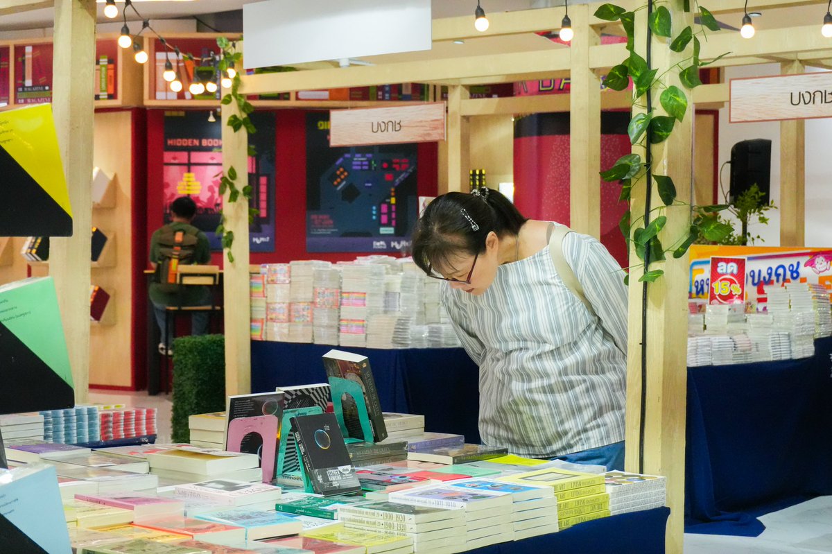 MUNX2SPACE's tweet photo. บางที…หนังสือที่กำลังตามหาเราอยู่ อาจเริ่มต้นจาก “ความรู้สึกที่อยู่ในใจเรา” 
.
ค้นหาหนังสือเล่มโปรดเเทนสิ่งที่ซ่อนอยู่ในใจไปกับ Book Market ที่รวมหนังสือจากหลากหลายสำนักพิมพ์ ทั้งร้านหนังสืออิสระ สำนักพิมพ์ดัง และพบปะนักอ่านคอเดียวกัน ที่พร้อมแบ่งปันเรื่องราวผ่านหนังสือเล่มโปรดของตัวเอง 📚
.
พิเศษ! งานหนังสือครั้งนี้เราที่ไม่ได้จัดวางตามหมวดหมู่แบบเดิมๆ แต่เลือกแบ่งตาม “อารมณ์ความรู้สึก” ✨ อาทิ Healing / Escape / Sad / Hopeful ให้คุณเลือกหยิบเล่มที่ทัชใจคุณมากที่สุด!
.
มากกว่างานอีเวนต์ แต่คือ “พื้นที่ของความรู้สึก”
🍹 Hidden Book Bar 2026 : Episode “Hidden Stories - เรื่องราวที่ซ่อนอยู่”
📅 29 พ.ค. - 7 มิ.ย. 69 (เวลา 10.00 – 22.00 น.)
📍 ชั้น 1, มันมัน ศรีนครินทร์ - ห้างสรรพศิลป์คราฟท์
.
#MunMunSrinakarin #มันมันศรีนครินทร์ #ห้างสรรพศิลป์คราฟท์
#hiddenbookandbar #Bookfestival #งานหนังสือ