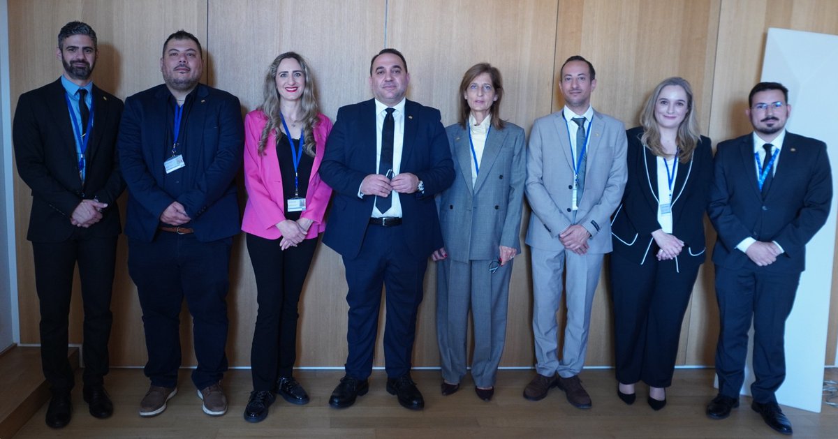 DepMinTourismCy's tweet photo. Ένα πολύ σημαντικό βήμα προς την κατεύθυνση οικοδόμησης βιώσιμου μέλλοντος για τον Ευρωπαϊκό Τουρισμό, αποτελεί η έγκριση των Συμπερασμάτων Συμβουλίου από το Συμβούλιο Ανταγωνιστικότητας (COMPET Council), το οποίο συνήλθε χθες και εξέτασε το αντίστοιχο έγγραφο που ετοίμασε η Ομάδα  Εργασίας Τουρισμού, η οποία προηδρεύετο από το Υφυπουργείο Τουρισμού, με τίτλο ‘Building a sustainable and competitive tourism for the future’.

Η συνεδρία πραγματοποιήθηκε στις Βρυξέλλες, υπό την Προεδρία του Υφυπουργού Τουρισμού κ. @costaskoumis , στο πλαίσιο της @CY2026EU . Η έγκριση των Συμπερασμάτων Συμβουλίου αποτελεί μία από τις εμβληματικές παρακαταθήκες της Κυπριακής Προεδρίας του Συμβουλίου της Ευρωπαϊκής Ένωσης. Αποτελεί αποτέλεσμα δικής της πρωτοβουλίας, η οποία έτυχε διαβούλευσης με όλα τα κράτη μέλη. Προηγήθηκε η έγκριση τους από την COREPER και χθες επικυρώθηκαν και επίσημα από το Συμβούλιο Ανταγωνιστικότητας.

Η συμφωνηθείσα δέσμη πολιτικών, που προκύπτει μέσα από τα συμπεράσματα, θα συμπεριληφθεί στην υπό διαβούλευση Πρώτη Ευρωπαϊκή Στρατηγική Βιώσιμου Τουρισμού.

Τα συμπεράσματα επί της ουσίας συνοψίζονται στις εξής θεματικές ενότητες:

Local communities and social equity, Connectivity and sustainable mobility, Green transition and climate change, Digital transformation, data and innovation, Skills and quality employment, Resilience, adaptive management and crisis preparedness, and Multi-level governance.

Σε δηλώσεις του με το πέρας της συνεδρίας, ο Υφυπουργός Τουρισμού κ. Κώστας Κουμής, ανέφερε μεταξύ άλλων τα ακόλουθα:

«Ο τουρισμός αποτελεί βασικό μοχλό ανάπτυξης, απασχόλησης και πολιτισμικών ανταλλαγών σε ολόκληρη την ΕΕ. Η υιοθέτηση των Συμπεράσματαων Συμβουλίου, χαρίζει μια σαφή πορεία προς τη διασφάλιση της μακροπρόθεσμης ανθεκτικότητας και ανταγωνιστικότητας του τομέα σε ένα ταχέως μεταβαλλόμενο περιβάλλον».
Τη Συνεδρία του Συμβουλίου Ανταγωνιστικότητας (COMPET Council) της Ευρωπαϊκής Ένωσης απασχόλησε επίσης η Τουριστική Κρίση που βιώνει ο τομέας ελέω της γεωπολιτικής έντασης στη Μέση Ανατολή.