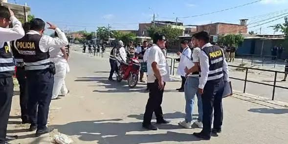 MagazineN's tweet photo. Reconstruyen el crimen del Alcalde Víctor Fbre en Piura 
Viernes, 29 mayo 2026
Esta mañana, las autoridades realizaron la reconstrucción de los hechos en torno al asesinato del alcalde de Veintiséis de Octubre, Víctor Hugo Febre 
Más detalles en: 👉 www.radiofantastico.p https://t.co/z25SsPiqSh