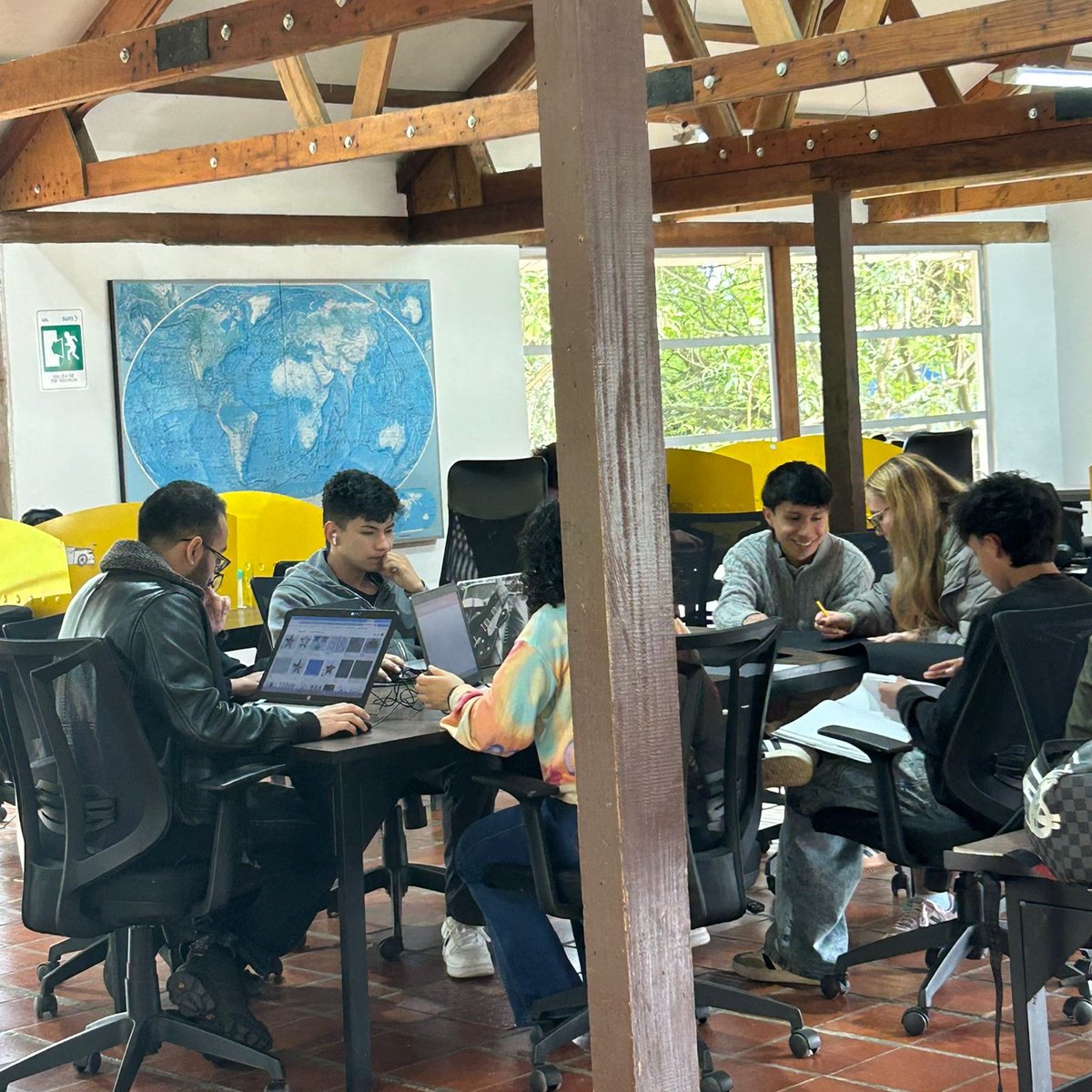 HumanAI_Tech's tweet photo. Ser referente e innovador es ganarse ese título en cada conversación. @marietabeun visitó el Colegio Fontán Capital, uno de los más innovadores del mundo: aprendizaje basado en las capacidades de cada persona. Exactamente la filosofía de @HumanAI_Tec💛#ColegioFontán #Colombia https://t.co/liAWzapY6H