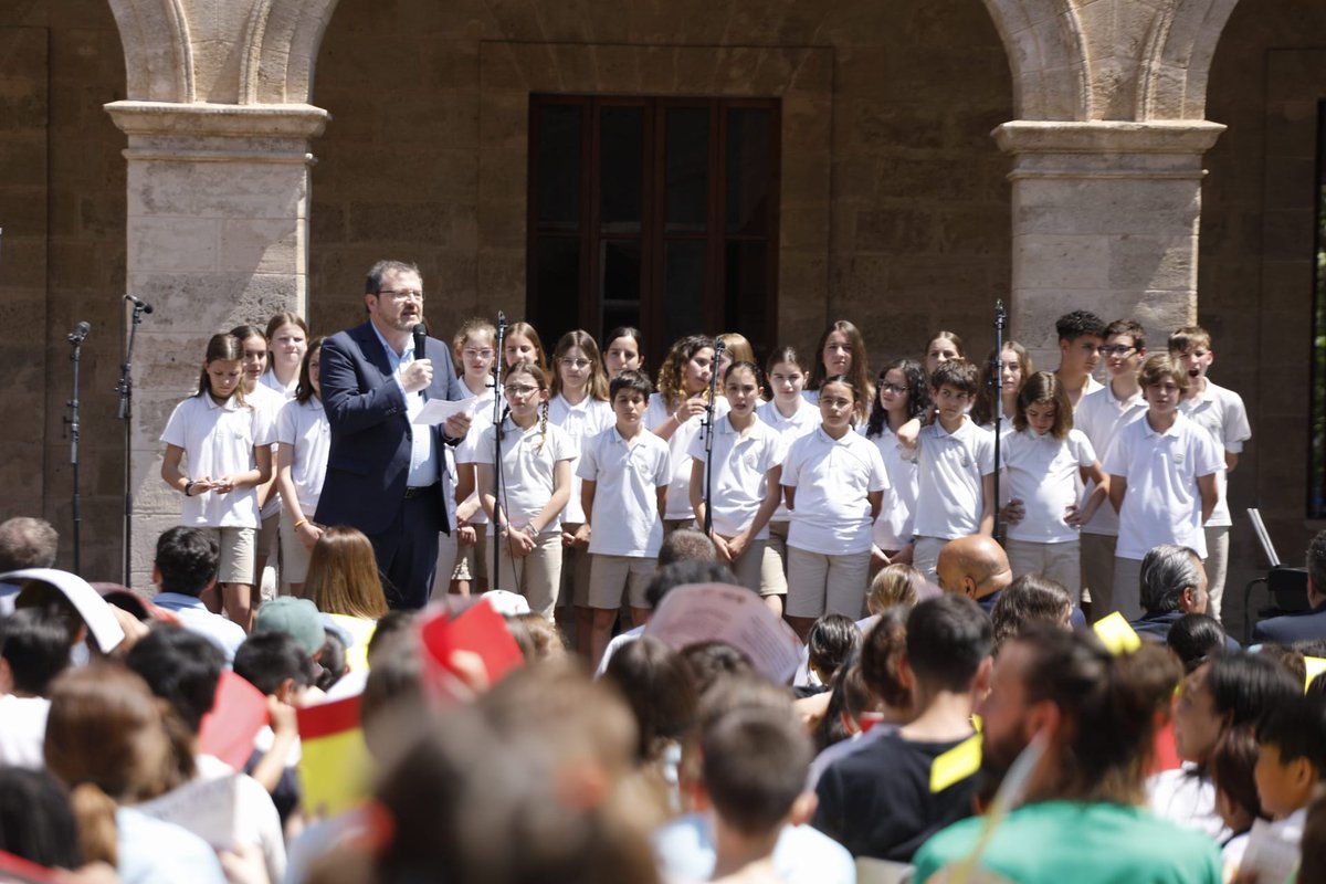 ocbcat's tweet photo. 👏 Més de 800 infants de nou centres educatius han cantat plegats La Balanguera al Pati de la Misericòrdia a l’acte organitzat per l’Obra Cultural Balear i el @ConselldeMca d’avui migdia.

🗣️El president de l’@ocbcat, Antoni Llabrés, ha remarcat la importància de comptar amb referents compartits amb què tots els mallorquins, venguem d’on venguem, ens puguem sentir identificats: l'himne de Mallorca és un d'aquests referents.