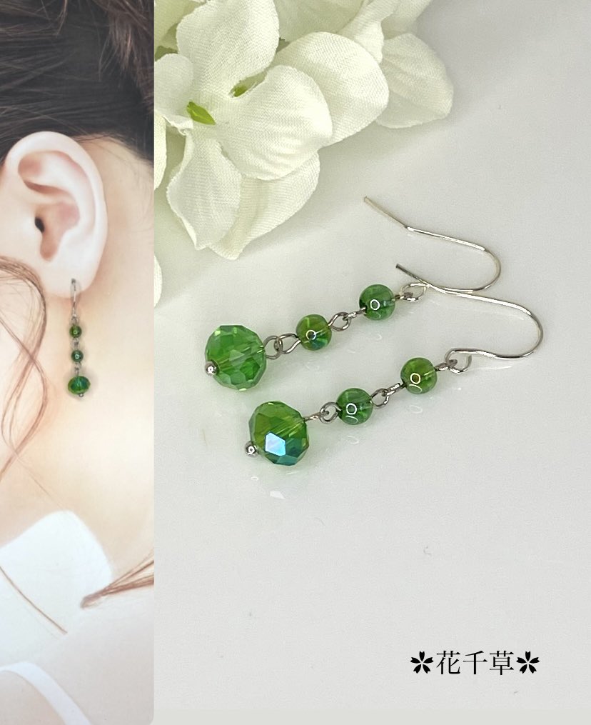 グリーンのガラスビーズのピアスです💚 下は多面カット、上は丸形の