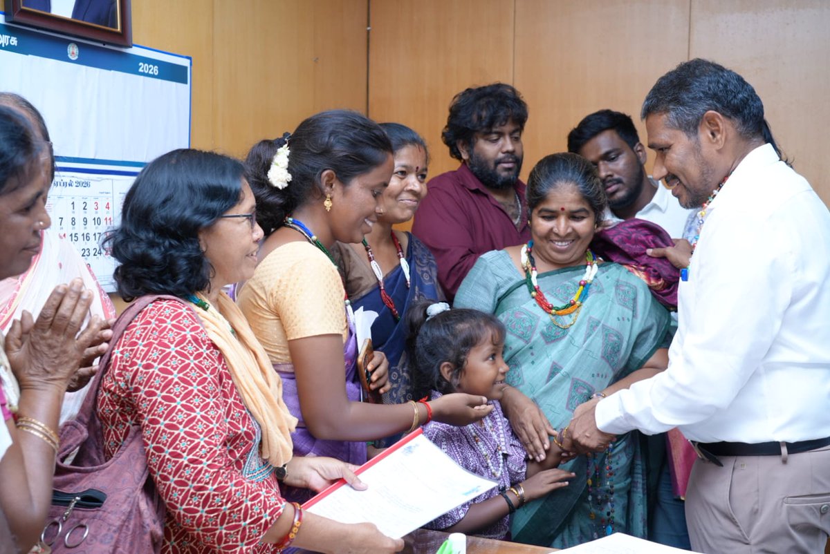 VanniTamizhVCK's tweet photo. இன்று தலைமைச் செயலகத்தில், பழங்குடி நரிக்குறவ பெண்கள் கூட்டமைப்பு சார்பில் அதன் தலைவி சீத்தா மகேந்திரன், ஜெய் சங்கர்  , அனுராதா, சமூக செயற்பாட்டாளர் யா.அருள், ஆலோசகர் கீதா அம்மா உள்ளிட்டோர் என்னை சந்தித்து நன்னிலம் மகளிர் நில உடைமைத் திட்டம் தொடர்பாக கோரிக்கை வைத்தனர்.

மேலும், சர்ப்பம் இருளர் தொழிலாளர் சங்கம் சார்பில் அச்சங்கத்தின் மாநில தலைவர் சீனிவாசன், ஆலோசகர் கீதா, சித்தம்மா, யா.அருள் உள்ளிட்டோர் என்னை சந்தித்து, பல்வேறு மாவட்டங்களில் வாழும் இருளர் பழங்குடியின மக்களின் நிலம், அடிப்படை வசதிகள், சாதி சான்றிதழ் போன்ற கோரிக்கைகளை முன்வைத்தனர்.

தோழர்கள் முன்வைத்த கோரிக்கைகள் அனைத்தும் உடனுக்குடன் பரிசீலித்து நடவடிக்கை எடுக்கப்படும் என்று அவர்களிடம் உறுதி அளித்தேன்.