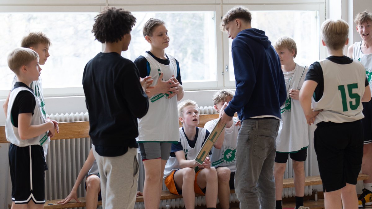 phyk_school's tweet photo. Urheilijaksi kasvamiseen koulussamme kuuluu myös oman lajin harjoittelun lisäksi tuomarointia, toimitsijan tehtäviä sekä valmentamista.
#koripallo #urheiluyläkoulu #kasvaurheilijaksi https://t.co/K1Q5CtdP5z