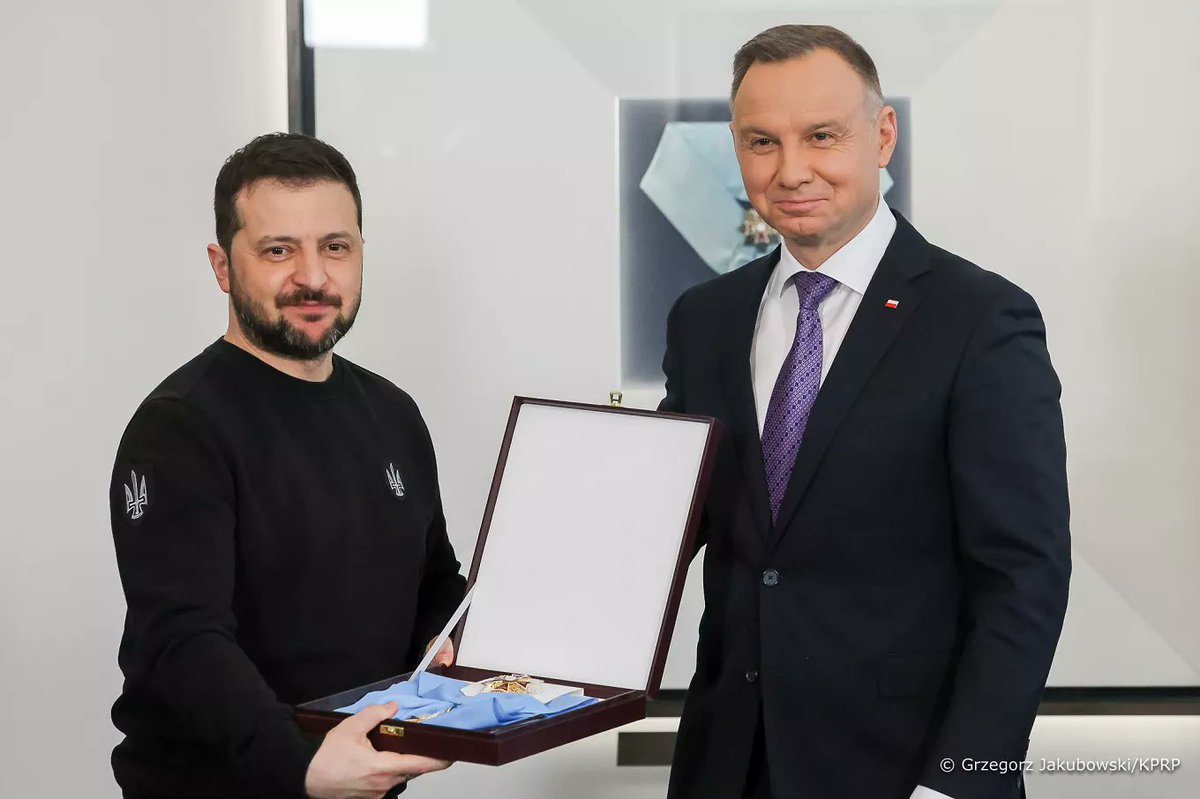 chlibowick1992's tweet photo. Dzisiaj brzmi jak ponury żart.
"Postanowieniem Prezydenta RP Andrzeja Dudy w uznaniu znamienitych zasług w pogłębianiu przyjaznych i wszechstronnych stosunków między Polską a Ukrainą..😖"
odznaczony został #Orderem Orła Białego
Prezydent Ukrainy Wołodymyr #Zełenski.
#Nawrocki https://t.co/spW0DnA7R3