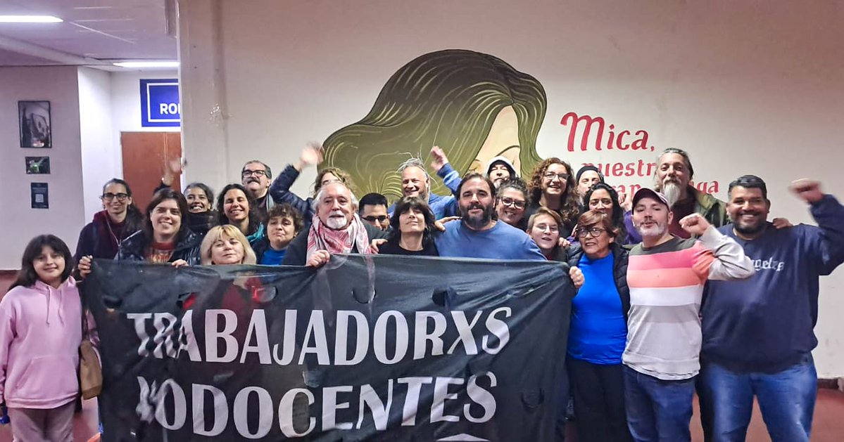 vaninabiasi's tweet photo. Anoche pasó algo muy importante en el gremio Apuba. Un frente único de diferentes corrientes del sindicalismo combativo del gremio no docente de la UBA (Apuba) e independientes conquistó la conducción de tres comisiones internas, la de Sociales, Agronomía y Odontologia y obtuvo excelentes resultados en Exactas con más del 34 % de los votos y en Rectorado. Una interna interburocrática generó también un recambio en Filosofía y Letras y el lunes se vota en hospitales. La gran lucha de años de la Comisión Interna combativa de Sociales se está extendiendo al gremio, castigando a una burocracia que ha carnereado paros, quitando la obra social a activos y jubilados y transando con las autoridades el ajuste que impone el gobierno que hace que cobremos salarios de pobreza. 
Fuerza trabajadores de la UBA vamos a ganar la implementación de la ley universitaria luchando y recuperando nuestro sindicato!  Aguante las tomas de los preuniversitarios!