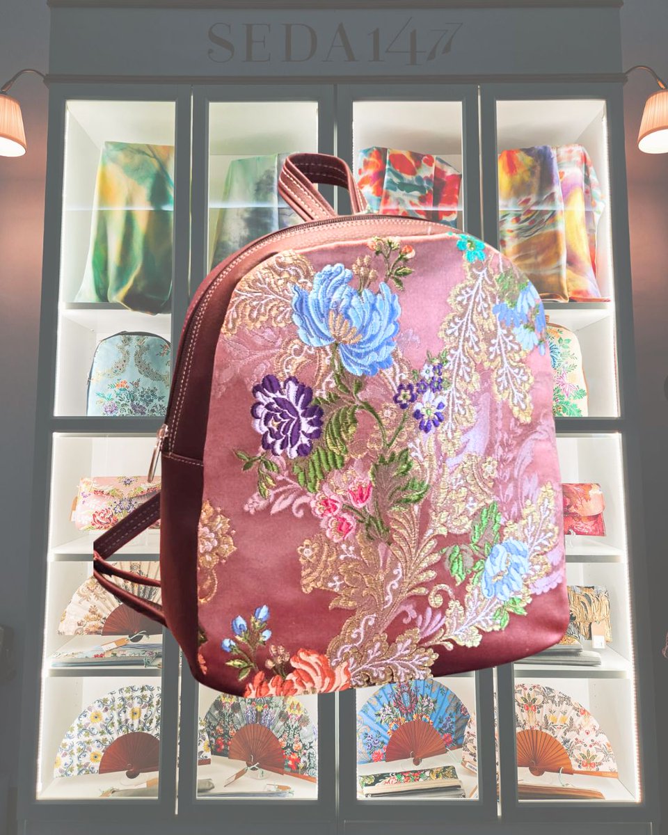 MuseoSeda's tweet photo. ✨  Tradición valenciana que te acompaña cada día
Descubre nuestras mochilas artesanales elaboradas en seda con exclusivos dibujos de indumentaria valenciana y combinadas con piel vegana. 💛

Cada pieza está hecha a mano, cuidando cada detalle para ofrecerte una mochila única. https://t.co/eMcjd1ONgZ