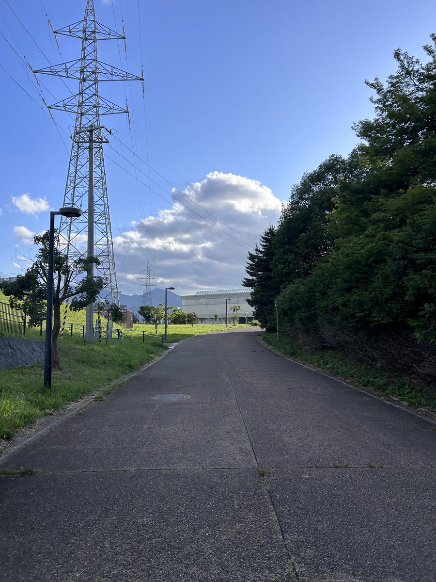 lqj4e's tweet photo. 今日は久しぶりに県立美術館・コレクション展へ。松本俊介の水彩。小野隆生さんの車、そして舟越直樹さんの絵画。楽しいなと思ったけど、そんな気持ちの中には恐ろしいなと思う部分がある。それは作品からだけでなく建物からも感じる。コレクション室はまるで教会か、あるいは病院のよう。 https://t.co/Sp4udhEpZB