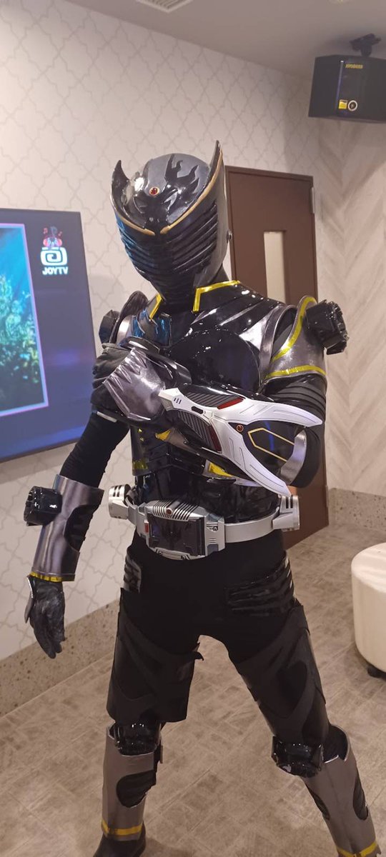 karenhanahasu's tweet photo. 【コスネーム】  
K@REN(かれん)

【作品名】 
仮面ライダー龍騎

【キャラ名】  
仮面ライダーリュウガ

【一言】 
久々の新作衣装。
マスクのバイザー奥の目の部分がクリアパーツになっているので、実はLEDで光らせると、劇中イメージが再現出来る！

※写真(4枚目)はイメージ

#コスモスナップ08 https://t.co/btEJVFK1kV