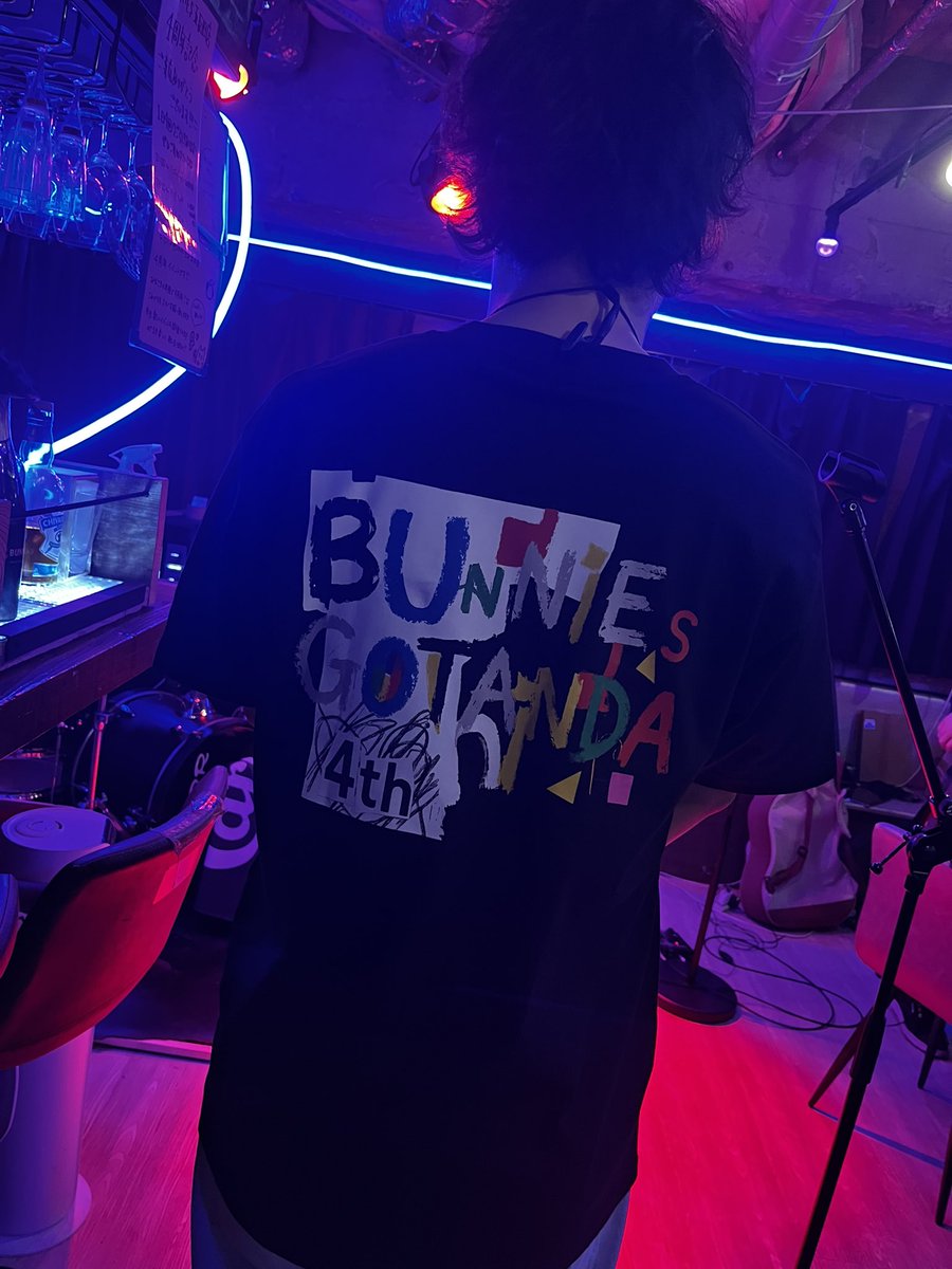 BUNNIES_gotanda's tweet photo. BUNNIES 五反田店🐰
本日も元気に19:00～翌5:00営業中🎙♬

本日BUNNIES五反田4周年記念開催！
お待ちしてます🫶

今日のmember
Hall&amp;Vo.みき
Gt.ジョン
Gt.クサノ店長
Drs.ケント

皆様のご来店お待ちしております♪
#bunnies
#五反田
#生バンドカラオケ https://t.co/7xi2ydbCr5