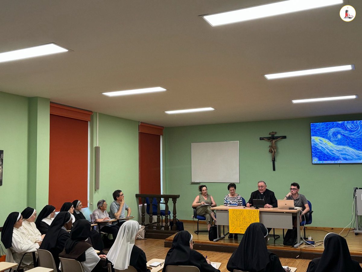IglesiaEnLeon's tweet photo. 👉🏼 Nuestro Obispo el P. @cmfluisangel, los delegados de #ComuniónFraterna y miembros del #EquipoSinodal mantienen en el 🛐 #SeminarioSanFroilán un 🫂 #EncuentroEnClaveSinodal con las Abadesas y Prioras de los ✝️🪔 #MonasteriosContemplativos de nuestra ⛪️ @iglesiaenleon. https://t.co/lIwYeoXkyM