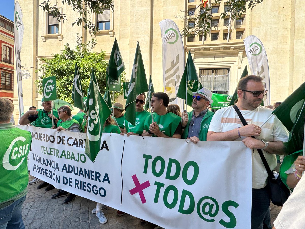 CSIFHuelva's tweet photo. 📣CSIF Huelva, en la movilización de Sevilla, replicada en las comunidades autónomas de toda España, para exigir a la Agencia Tributaria (AEAT) que cumpla con lo prometido. Ha habido un paro de una hora en oficinas, sedes y centros de trabajo.

ℹ️https://t.co/8llbTTXlti https://t.co/vGCBdJ7agZ