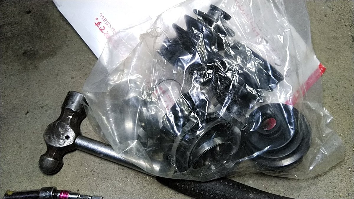 CB750FRC04's tweet photo. さすがに普段乗るのは気持ち悪いので、ヤフオクでアウターブーツ5コ入りお徳用3000円のドラシャブーツで交換🎶1箇所ワンコイン以下です😂
#貧乏レーシング
#底辺整備
#ワンコイン https://t.co/eGlyaYwUTt