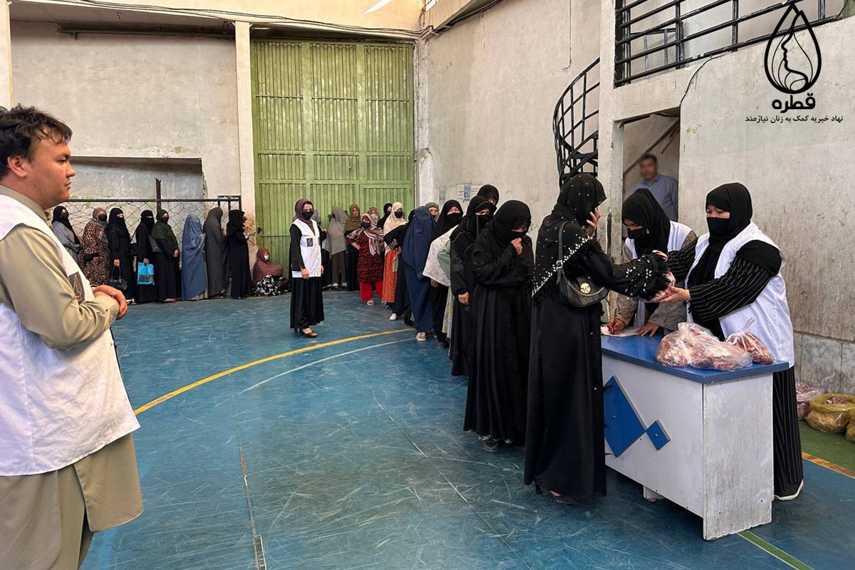 Qatrahuk's tweet photo. توزیع مواد غذایی پروتئینی به مناسبت عید قربان ۲۰۲۶

بنیاد خیریه قطره به مناسبت فرارسیدن عید سعید قربان، بسته‌های مواد غذایی پروتئینی را به صد‌ها خانواده‌های نیازمند در شهر کابل توزیع کرده است.

یکی از چالش‌های جدی خانواده‌های آسیب‌پذیر، نبود دسترسی به غذای سالم، کافی و مغذی است؛ مسئله‌ای که در درازمدت می‌تواند سلامت کودکان و سایر اعضای خانواده را با خطرات جدی مواجه سازد.

بنیاد قطره همواره تلاش می‌کند با استفاده از فرصت‌های نیکوکارانه و با همکاری شما خیرین عزیز، بخشی از این نیازها را برطرف کرده و سهمی هرچند کوچک در بهبود وضعیت معیشتی خانواده‌های محروم داشته باشد.

شما نیز می‌توانید در این مسیر انسان‌دوستانه همراه ما باشید 👇

https://t.co/4F0XsqkoOX