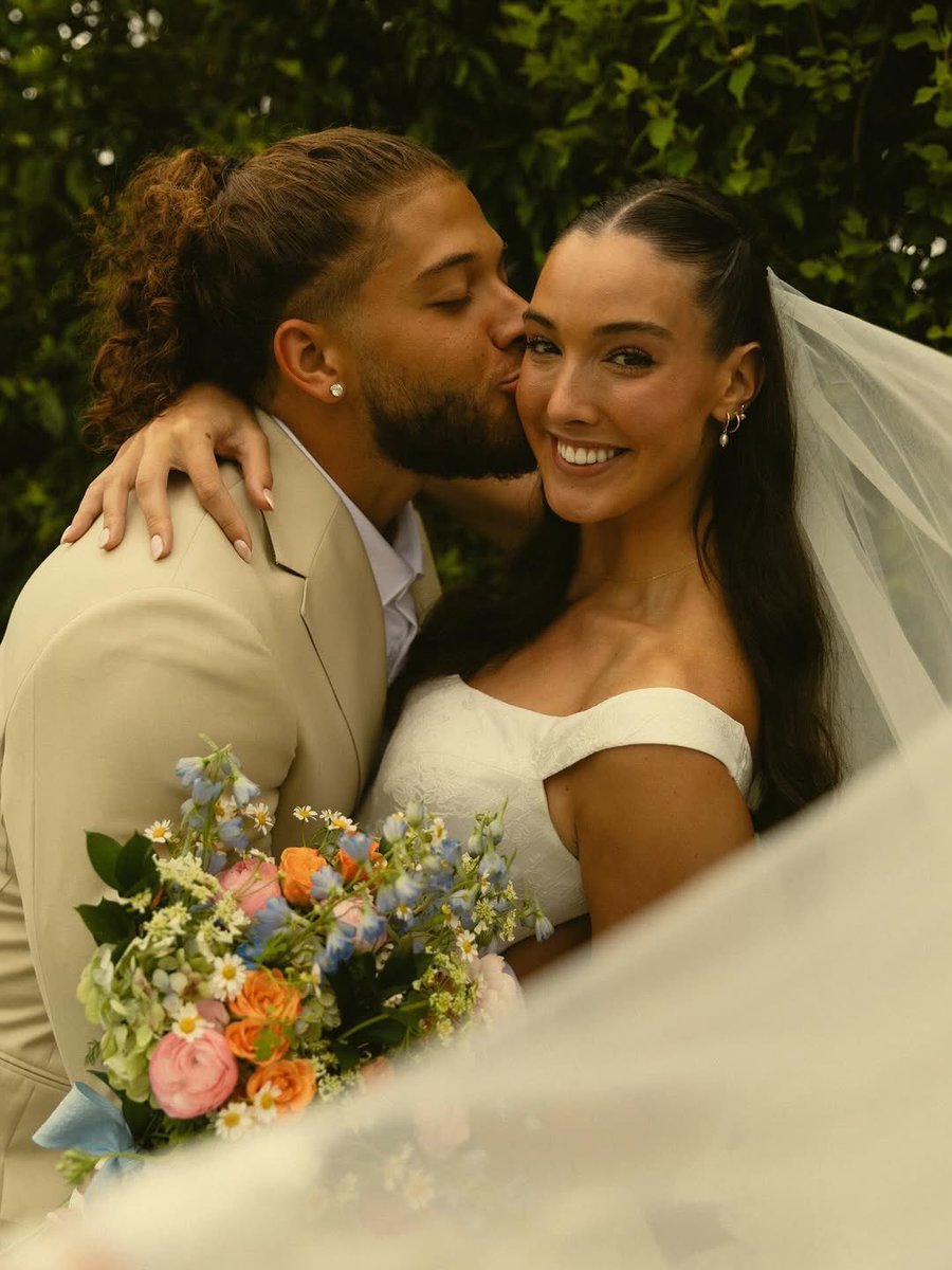 35KYSportsMedia's tweet photo. From Cardinal birds to lovebirds. 🤍

Former UofL standouts Ashton Gillotte &amp; Cara Cresse surprised everyone this week, they’re officially Mr. &amp; Mrs. Gillotte. The Chiefs DE and Indy Ignite pro put a ring on it May 23rd. Congrats to the newlyweds! 🏈🏐 https://t.co/adaweK3OAH