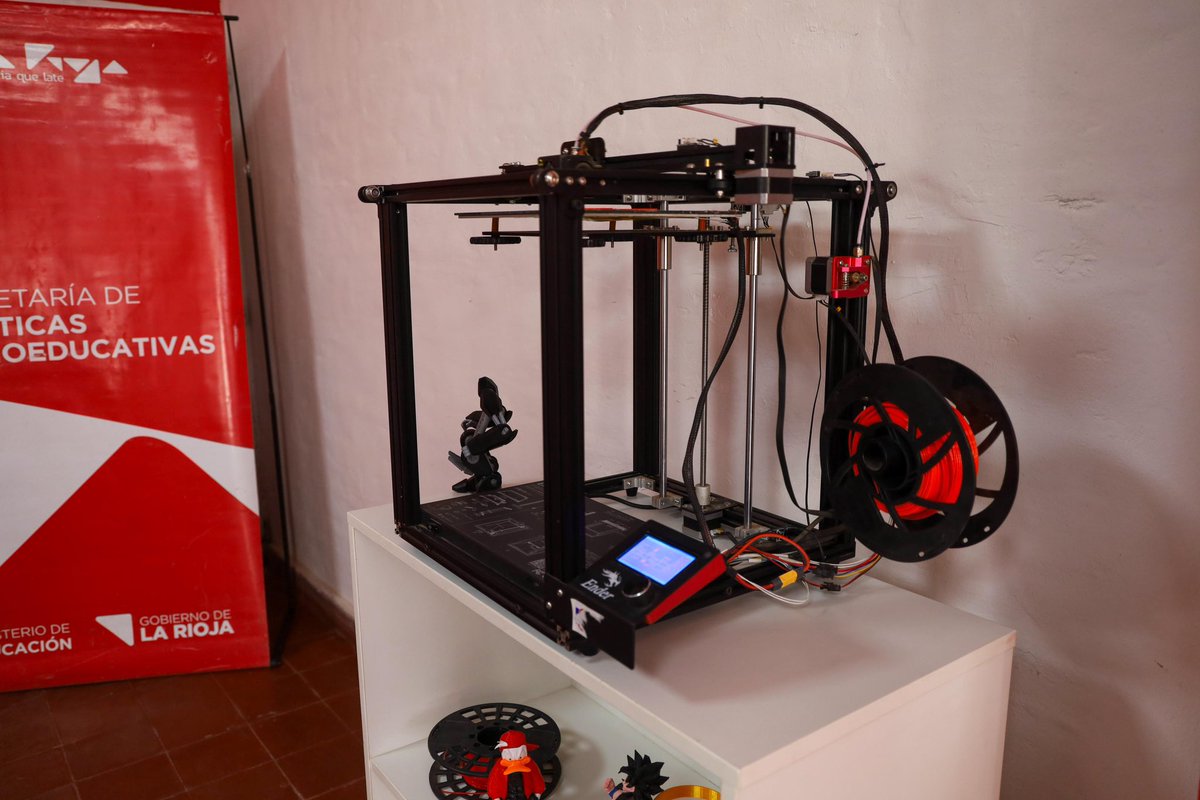 QuintelaRicardo's tweet photo. Se puso en marcha la nueva Sede del Núcleo del Conocimiento en Vinchina, un espacio clave para que nuestros jóvenes y estudiantes accedan a la innovación científica y a las nuevas tecnologías.
Para nosotros, el federalismo se demuestra con hechos: garantizando que el acceso al conocimiento no sea un privilegio de pocos, sino un derecho de todas y todos en el interior. Por eso, este centro llega con talleres de robótica, programación, diseño 3D e inglés, con un fuerte enfoque en Inteligencia Artificial y capacitación técnica para nuestros docentes.
Con este nuevo espacio, que también abrazará a las comunidades de Alto y Bajo Jagué, seguimos achicando brechas geográficas y sociales. Generamos las oportunidades y las herramientas necesarias para que cada riojano y riojana pueda capacitarse, descubrir su vocación y proyectar su futuro en el lugar que eligió para vivir.