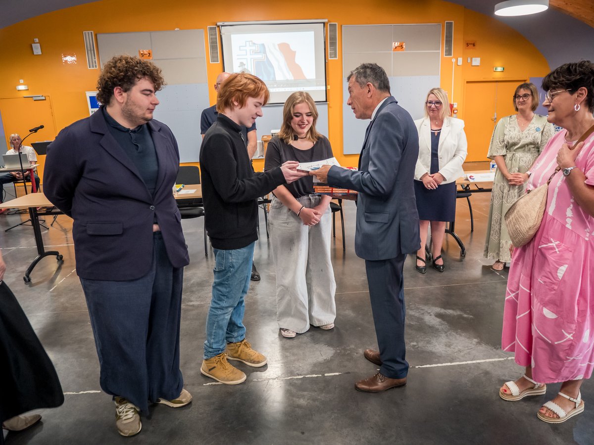 Prefet88's tweet photo. À l’occasion de la Journée nationale de la Résistance, Blaise Gourtay, Préfet des Vosges a présidé, au collège Guy-Dolmaire de Mirecourt, la cérémonie de remise des prix du Concours national de la Résistance et de la Déportation (CNRD), au cours de laquelle 92 jeunes lauréats vosgiens ont été récompensés.

Créé en 1961, le Concours national de la Résistance et de la Déportation s’inscrit pleinement dans le parcours citoyen des élèves. Il contribue à transmettre l’histoire de la Résistance, de la Déportation et des mémoires de la Seconde Guerre mondiale auprès des jeunes générations.

Le thème de la session 2025-2026 est :
« La fin de la Shoah et de l’univers concentrationnaire nazi. Survivre, témoigner, juger (1944-1948) ».

Cette année encore, les collégiens et lycéens participants ont démontré un remarquable investissement dans ce travail de mémoire et de réflexion historique.

Félicitations à l’ensemble des lauréats, ainsi qu’aux équipes éducatives et partenaires mobilisés pour faire vivre ce devoir de mémoire auprès de la jeunesse.

#Mémoire #Résistance #Déportation #CNRD #DevoirDeMémoire #Vosges #Education #Citoyenneté