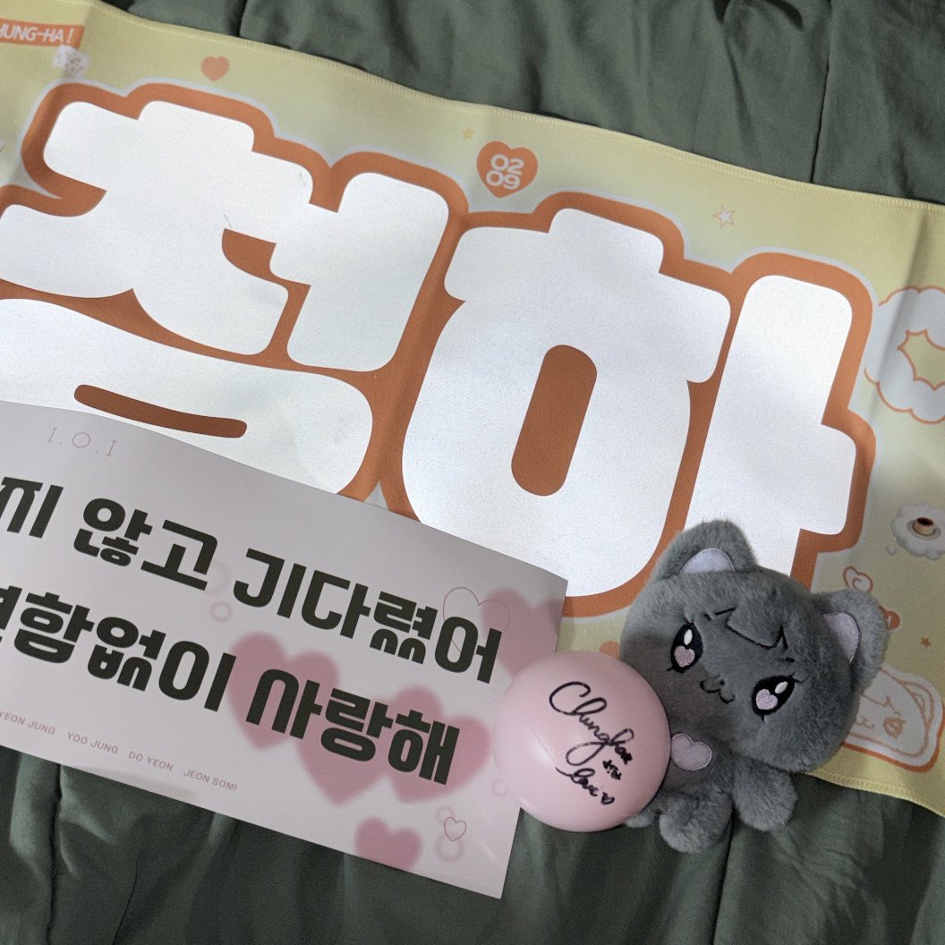 hakkocat's tweet photo. /ᐠ>ヮ<ᐟ\ฅ 
하코와 함께 아이오아이 콘서트 즐기는 방법!

사인볼 타임에 청하가 가까워지면 슬로건을 힘차게 흔들어주세요! 슬로건을 본 청하가 사인볼을 나에게로🍀

촬영도 하고 싶다면 “우치와”를 추천드립니다! ✨

중콘도 현장판매 진행 합니다~! 장소와 시간은 내일 공지 드리겠습니다 ◡̈ https://t.co/wvmShM3Dcb