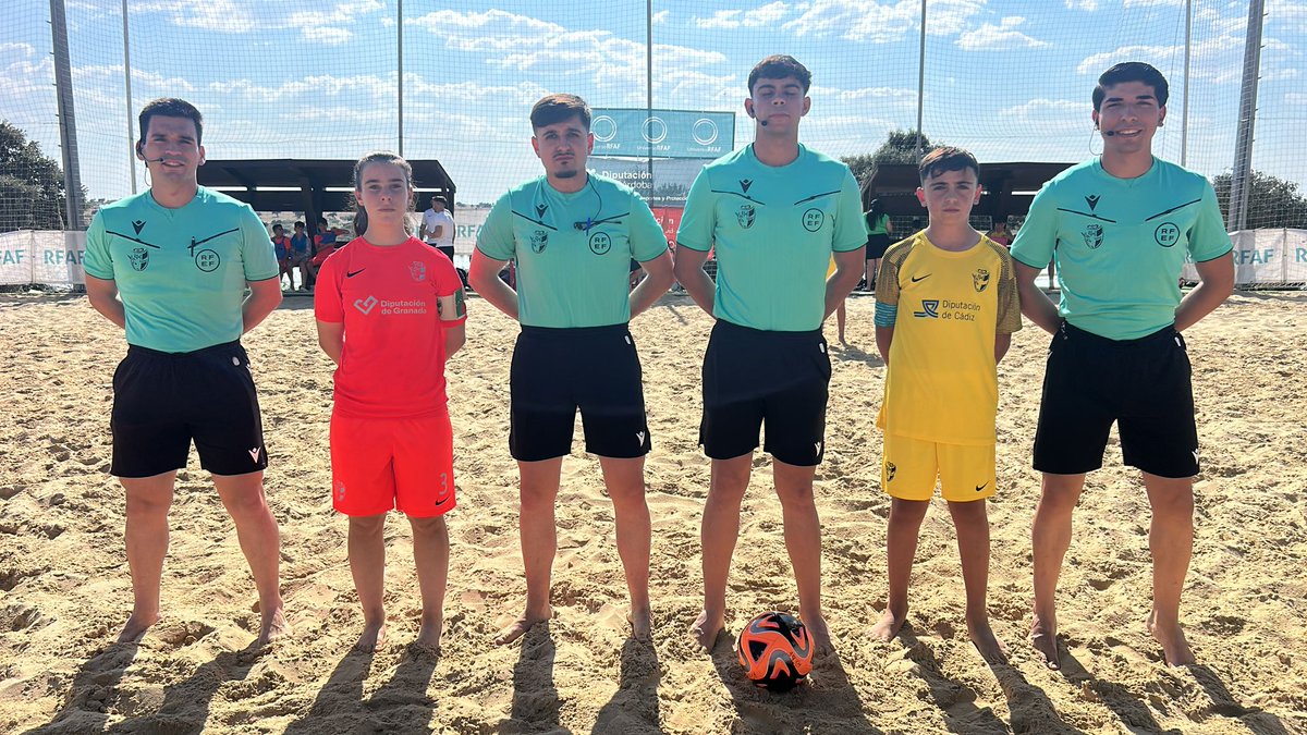 RFAF's tweet photo. 🏆 Campeonato de Andalucía de Selecciones Alevín y Cadete fútbol playa masculino

🔴🔛 En juego la J1 #AndaluzAlevínFP y #AlevínCadeteFP 

Grupo 🅰️ 
⚔️ @RFAF_Cadiz vs @RFAFGranada 
⚔️ @RFAFJAEN vs @RFAFCordoba 

Grupo 🅱️ 
⚔️ @RFAFSevilla vs @RFAFHuelva 
⚔️ @RFAFMalaga vs @RFAFAlmeria 

📺 En directo en #RFAFtv 1 y 2

💟 #FútbolPlayaRFAF