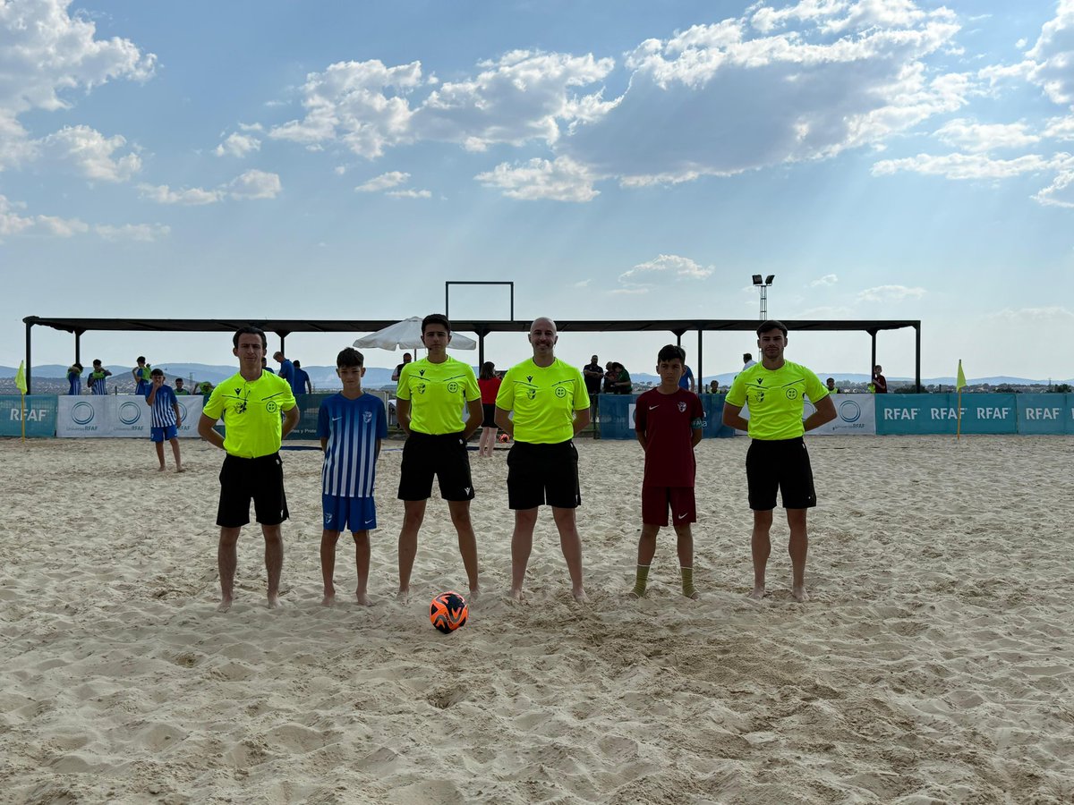 RFAF's tweet photo. 🏆 Campeonato de Andalucía de Selecciones Alevín y Cadete fútbol playa masculino

🔴🔛 En juego la J1 #AndaluzAlevínFP y #AlevínCadeteFP 

Grupo 🅰️ 
⚔️ @RFAF_Cadiz vs @RFAFGranada 
⚔️ @RFAFJAEN vs @RFAFCordoba 

Grupo 🅱️ 
⚔️ @RFAFSevilla vs @RFAFHuelva 
⚔️ @RFAFMalaga vs @RFAFAlmeria 

📺 En directo en #RFAFtv 1 y 2

💟 #FútbolPlayaRFAF