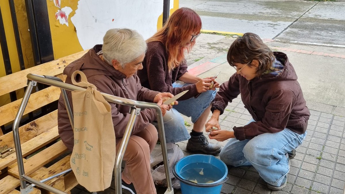 BibloRedBogota's tweet photo. En la Huerta Jardín Los Polinizadores con una olla comunitaria, inició la celebración por el aniversario # 19 de la Biblioteca Pública La Peña 🎊. En el encuentro participa la comunidad y se realiza el cierre del proceso textil con el Colectivo Terrenal 🧶. https://t.co/D5xXCaHUle