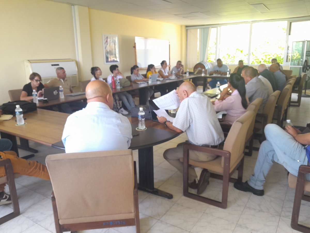 CruzRonera's tweet photo. En un ambiente de trabajo conjunto se desarrolló un enriquecedor intercambio técnico entre Cuba Ron, HCI, el CAI 30 de Noviembre y el diputado de la APP por la Agroalimentaria, Ramón  Aguilar. El futuro del ron cubano se construye hoy, con trabajo colectivo, innovación y orgullo. https://t.co/Cgzwff28g7