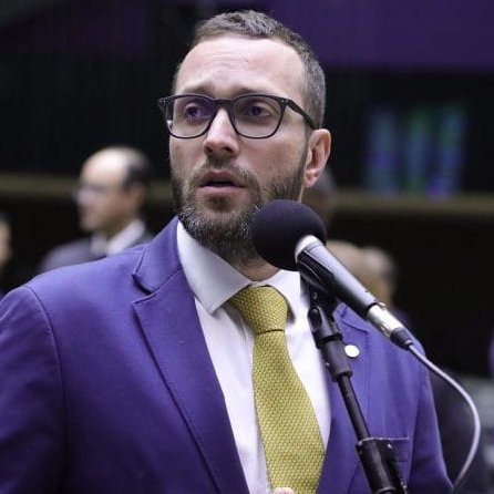 meioindep's tweet photo. ⚖ Mendonça vê imunidade parlamentar e anula ação contra Filipe Barros (PL)

Deputado foi denunciado pelo MP-PR e se tornou réu sob a acusação de "descumprir medidas sanitárias" no âmbito da Covid-19, e por "ofender" a promotora do caso. Ministro do STF anulou processo em razão do foro por prerrogativa de função e a imunidade parlamentar material, conferida pelo mandato.