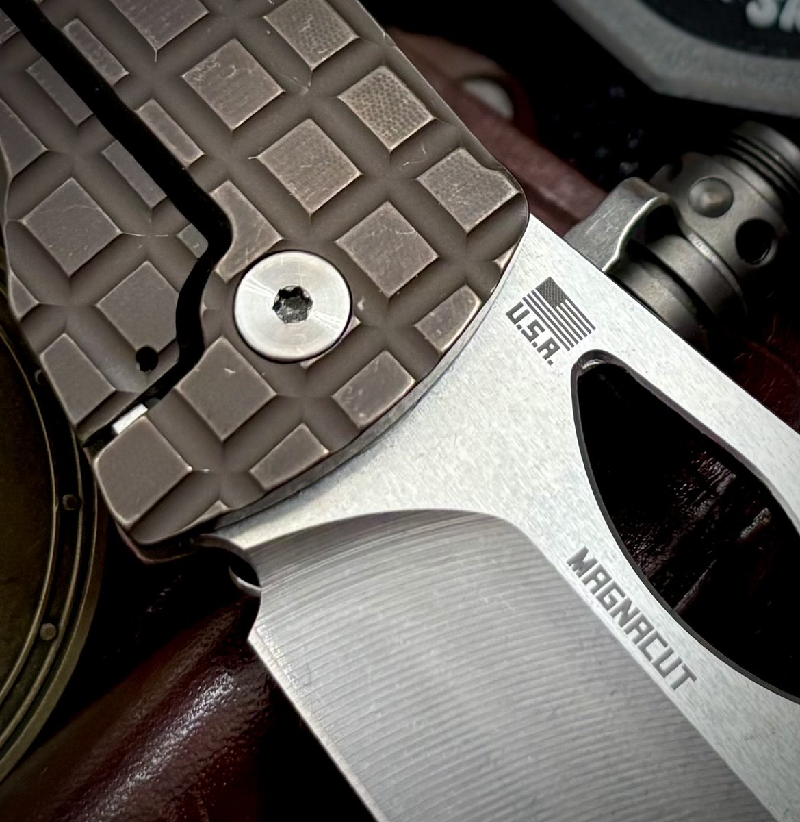 USAMADEBLADE's tweet photo. Frag Friday with the McNees Dixon 🔥
Smooth action, killer ergonomics, and a hollow grind that cuts like a laser. Thin behind the edge, tough everywhere else. 👊
If you haven’t picked up a Dixon yet, now’s the time.
Available now at USA Made Blade 🇺🇸🔪
#EDC #KnifeCommunity https://t.co/SWK1uviNJM
