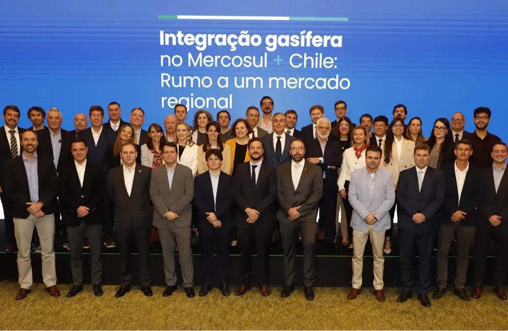 AgendaCAF's tweet photo. 🇧🇷 @OLACDEORG y @AgendaCAF presentaron en São Paulo los resultados de un estudio regional que proyecta intercambios de gas natural entre los países del @mercosur y Chile por hasta USD 5.000 millones anuales.

El análisis identifica 10 rutas de integración gasífera, con inversiones estimadas en más de USD 25.000 millones y beneficios económicos regionales de entre USD 900 millones y USD 2.000 millones anuales.

El encuentro reunió a representantes de gobiernos, empresas del sector, entes reguladores y organismos internacionales para avanzar en la construcción de un mercado regional de gas natural en el Cono Sur.

https://t.co/dOEbIZ9I6X