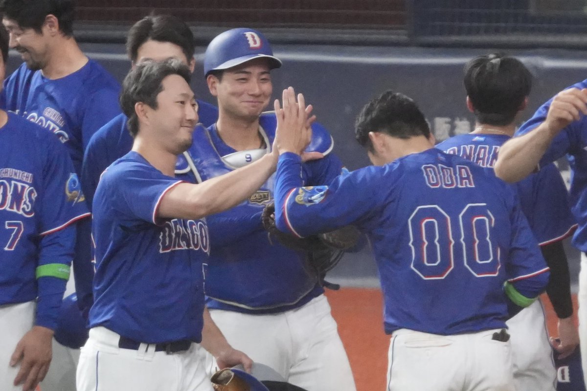 mox2se's tweet photo. 最後に挨拶したあと藤嶋と尾田のハイタッチにこの笑顔の石伊である。同級生＿＿＿＿＿尊 https://t.co/qVwcX5Uc6l