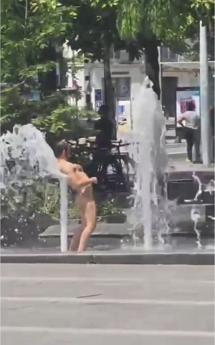 olidelez's tweet photo. La décadence de Nantes ! En plein centre ville , place du cirque , en pleine journée , devant les passants , les enfants et toi en tant que commerçant tu mets un pieds de travers et on te tombe dessus ! 
@Johanna_Rolland 
@villes de Nantes https://t.co/qk2oOyMZLe