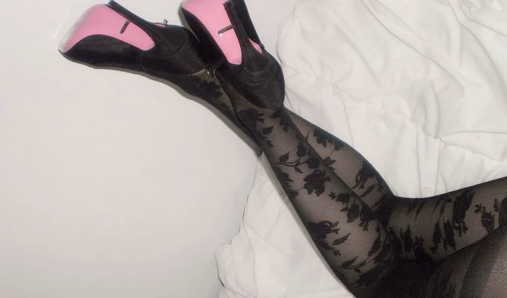 swytdreams's tweet photo. pink bottoms > red bottoms https://t.co/rbBPbNvg0J