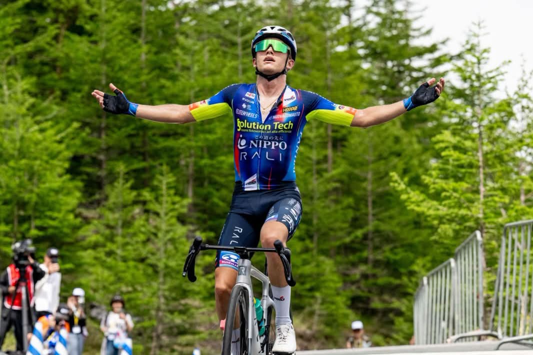 ACCPI1946's tweet photo. Matteo Fabbro conquista il Monte Fuji su cui si è conclusa la quinta tappa del #TourofJapan, corsa di cui ora è leader 🏔️

📸 @sonoko_cat https://t.co/kOipQp2Llr