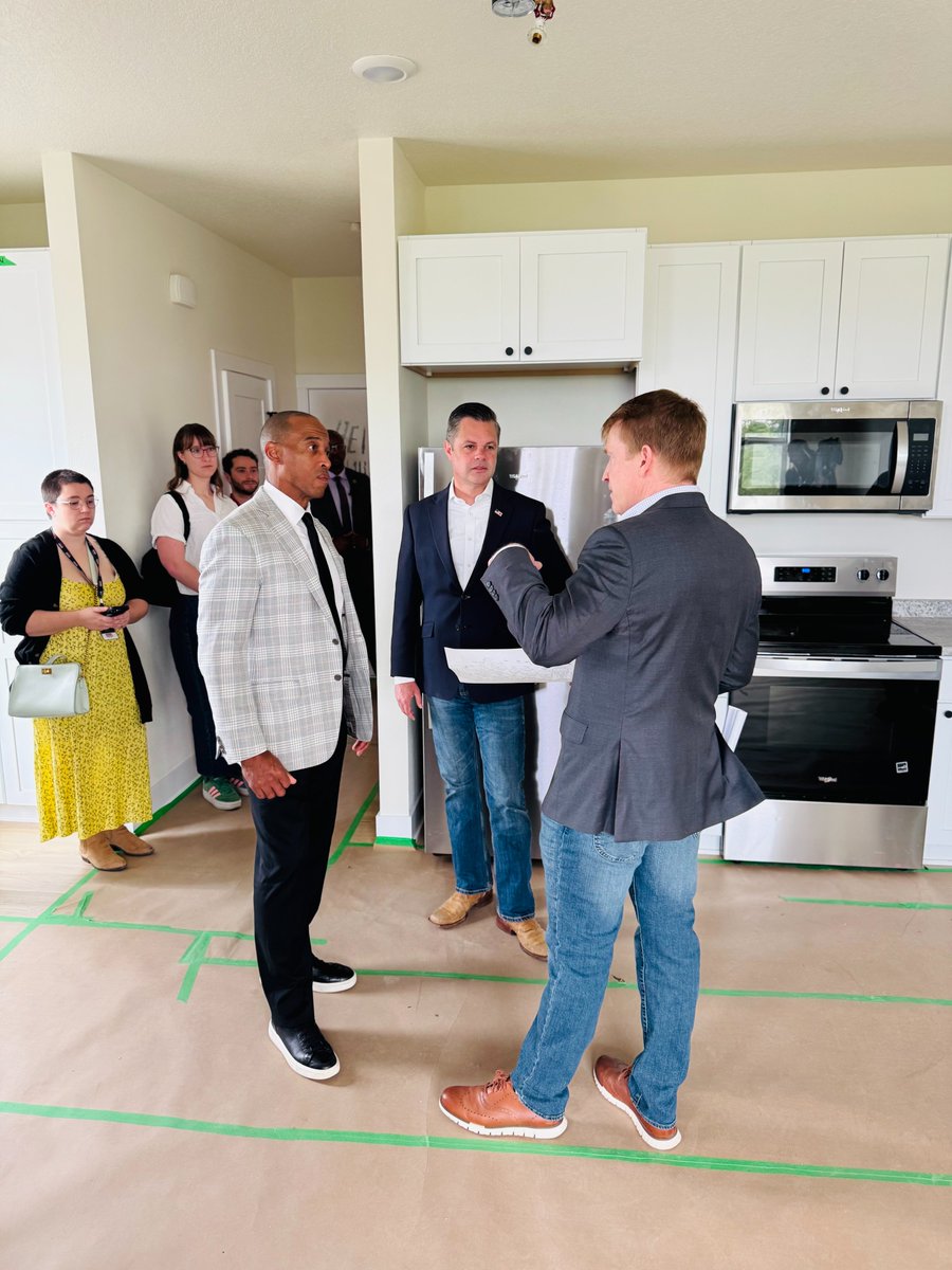 ZachNunn's tweet photo. Great to join @SecretaryTurner in Waukee this morning to see new homes going up and discuss how the biggest housing reform passed by Congress in a generation will help more Iowa families achieve the American dream of homeownership.

Thank you to @GDM_Habitat for hosting us on the build site.