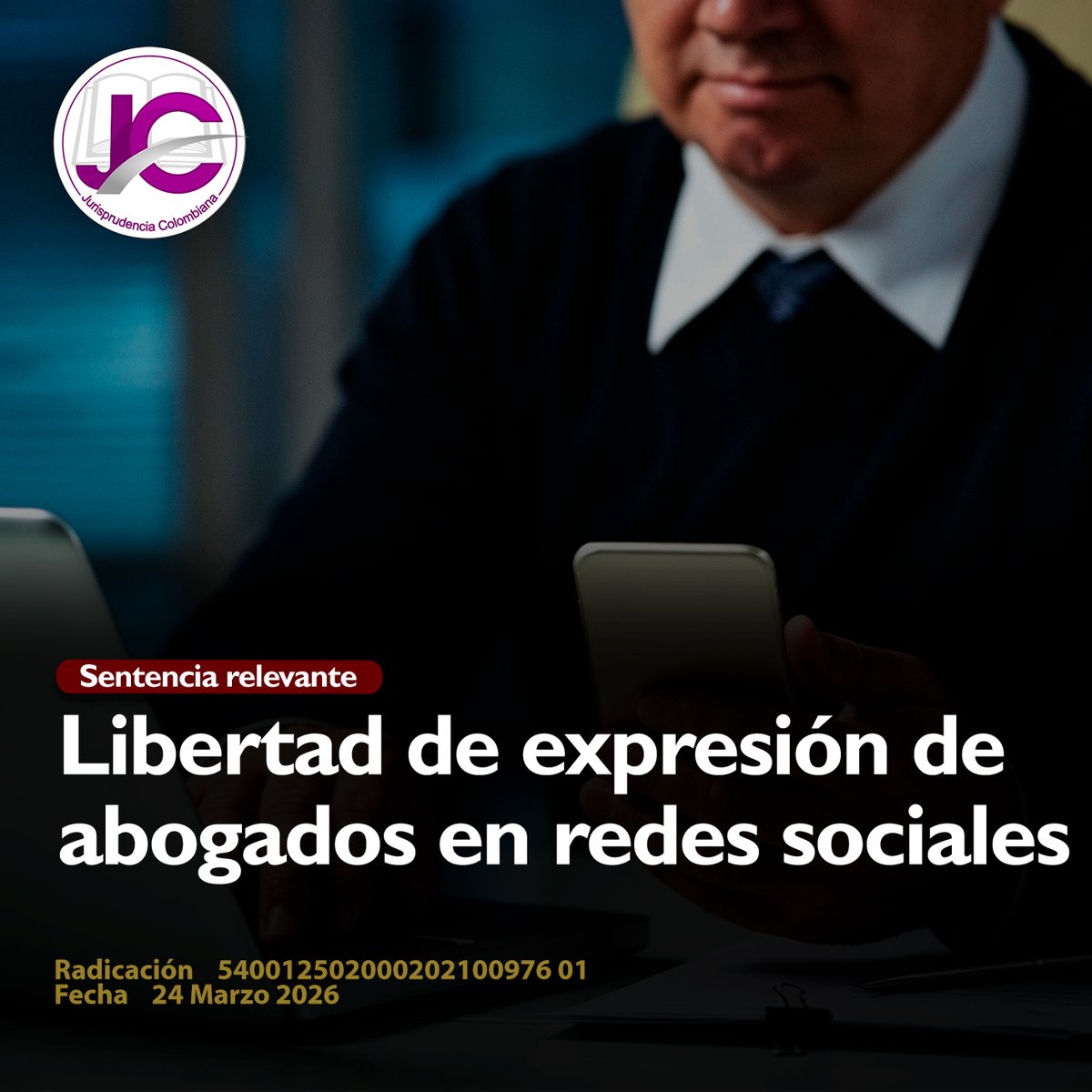JurisprudenCol's tweet photo. LIBERTAD DE EXPRESIÓN DE ABOGADOS EN REDES SOCIALES

El proceso disciplinario contra un abogado se origina en las expresiones desobligantes emitidas contra el administrador de un conjunto residencial, a quien calificó en redes sociales de ejecutar "prácticas oscuras, desleales y arteras" y de haberse "embolsillado la plata" de una póliza. El problema jurídico central consiste en determinar si un profesional del derecho, bajo el amparo de la libertad de expresión y el deber de información a sus mandantes, incurre en la falta de injuriar o acusar temerariamente a las personas que intervienen en sus asuntos profesionales. La corporación debe resolver si el uso de canales digitales (Facebook y WhatsApp) para realizar imputaciones de delitos sin sustento probatorio constituye un exceso del ius postulandi que vulnera el deber de mesura, seriedad, ponderación y respeto consagrado en el numeral 7° del artículo 28 de la Ley 1123 de 2007.

En el plano de la tipicidad, la providencia analiza la falta descrita en el artículo 32 de la Ley 1123 de 2007, precisando que esta se configura cuando el agente profiere expresiones con capacidad de agraviar a los intervinientes en el ejercicio profesional. La sentencia aclara que, si bien el abogado tiene el derecho de reprochar conductas, debe hacerlo por los "medios pertinentes", tales como denuncias ante el ente acusador o el juez natural, y no mediante escenarios de difusión p��blica. El fallo enfatiza que imputar que alguien se "embolsilló la plata" trasciende el deber de información y se traduce en una acusación temeraria de hurto, carente de respaldo en los informes contables o procesos judiciales que el propio investigado promovió, los cuales se limitaban a controvertir la legalidad de una asamblea y no la malversación de fondos.

Respecto a la antijuridicidad material, la Comisión Nacional de Disciplina Judicial establece un criterio jurídico fundamental al señalar que, en materia disciplinaria, la falta se materializa con la vulneración injustificada del deber profesional, sin que sea indispensable demostrar un daño o perjuicio material a un tercero, como la pérdida de oportunidades laborales. Citando la sentencia SU-396 de 2017, la corporación explica que el animus injuriandi se acredita cuando existen expresiones desobligantes y la conciencia de que el hecho atribuido tiene la capacidad de menoscabar la honra. En este sentido, el Estado busca garantizar el cumplimiento de un "deber superior de honra y rectitud" en los profesionales del derecho, por lo que la transgresión de la norma ética es suficiente para configurar la antijuridicidad sin requerir una lesión a un derecho particular del quejoso.

Finalmente, la decisión confirma la responsabilidad disciplinaria y la sanción de tres (3) meses de suspensión, fundamentada en los principios de razonabilidad, necesidad y proporcionalidad del artículo 13 del Código Disciplinario del Abogado. La providencia destaca que la conducta fue dolosa, pues el investigado decidió deliberadamente dirigir su comportamiento hacia la consumación de la falta, conociendo su deber de observar mesura frente a los intervinientes en sus asuntos. No obstante, por garantía al debido proceso, la Comisión resolvió absolver al jurista por las publicaciones de abril de 2021, debido a una incongruencia entre la imputación fáctica de cargos y el fallo de primera instancia, el cual omitió pronunciarse sobre dicho fáctico, limitando así el ejercicio del ius puniendi del Estado a los hechos debidamente analizados y probados.

Portal de actualización Jurisprudencial. Solicita tu suscripción aquí 👉https://t.co/jUGw4X9qS2