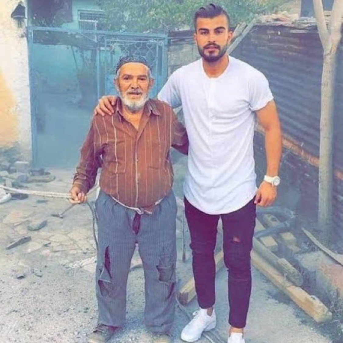 zimbalayici31's tweet photo. sülalede oxford mezunu olmasına rağmen tıpçı olduğumuz için her zaman bizi daha üstün gören cahil emmiyle https://t.co/eOdJfheHHH