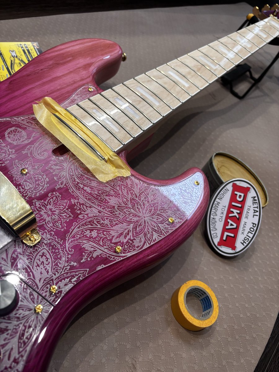 tacchan1979's tweet photo. 弦交換ついでにフレット磨き。リアピックアップのポールピースのサビを落とした。
買っておいたGIB Basicの弦に交換。飾り糸の色味いいね https://t.co/GUbu6tuMAt