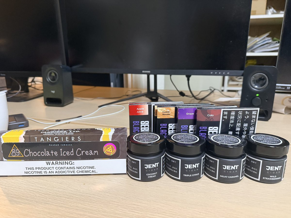 bole_shisha's tweet photo. 新フレーバー（家に）入荷しました！
jent cigar
ココナッツクリーム
トリプルシトラス
ミルキーキャラメル
ワイルドストロベリー

sebero black
アップルジュース
クッキーモンスター
グレープ
コーラ

tangiers
チョコレートアイスクリーム

甘いのお菓子系とフルーツ系を増やしています
いっぱいあるように見えますが、早いと二週間ぐらいで消えちゃう量です

dark sideを日本へ大量輸入されているシエラさんと話す機会がありました
dark sideのキラーミルク100g（練乳みたいな味）が全国的に欠品していると思いますが
メーカーの輸送の手違いで空輸のはずが船便に入ってしまったらしく
今月来月あたり船便で大量に入ってくるようです
我が家もキラーミルク大量に消費するので待ち遠しいです