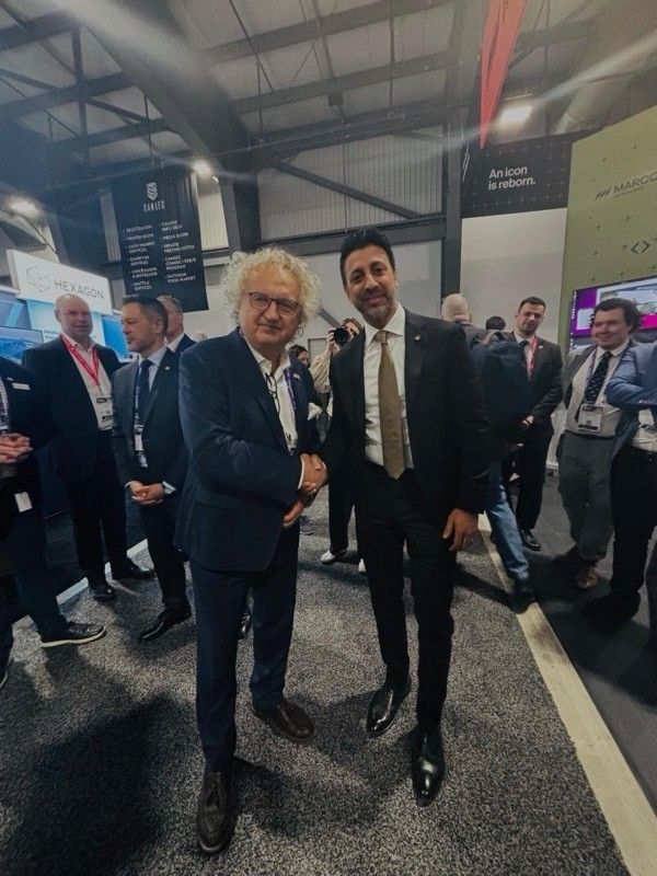 Piechocinski's tweet photo. Prezes Andrzej Mochoń
President&CEO członka Izby Polska Azja Targi Kielce (Kielce Trade Fairs)

Bardzo interesująca rozmowa z kanadyjskim Ministrem Handlu Międzynarodowego panem Maninder Sidhu podczas targów #CANSEC w Kanadzie, a kolejne spotkanie już we wrześniu w Targi Kielce podczas MSPO. Nie będzie to przypadkowa wizyta. Do kompetencji Ministra należy między innymi negocjowanie porozumień handlowych, zarządzanie kontrolą eksportu i importu, wspieranie inwestycji zagranicznych oraz rozwijanie międzynarodowej współpracy w obszarze nauki, technologii i innowacji. Obecność podczas #MSPO potwierdził wcześniej Minister Obrony David J. McGuinty. Udział przedstawicieli kanadyjskiego rządu wysokiego szczebla podkreśla strategiczny charakter tegorocznej edycji Salonu.